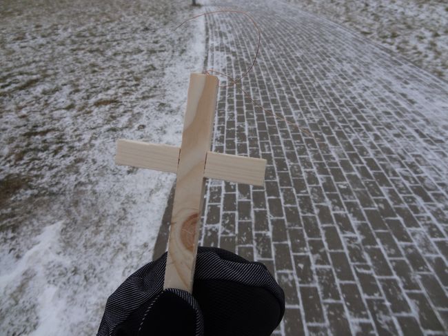 入り口にトイレやお土産物屋、出店がありました。<br />出店で十字架を購入。<br />上に針金がついていて、くくれるようになっています。