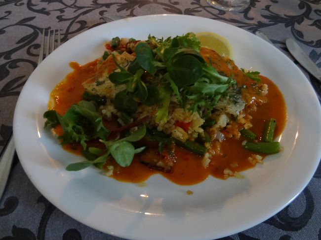 素敵な雰囲気でのお食事はとっても美味しい！<br />メインはお魚。トマトベースのソースがいいし、野菜も新鮮。<br />この雪の中のどこで栽培してるんだ？？？