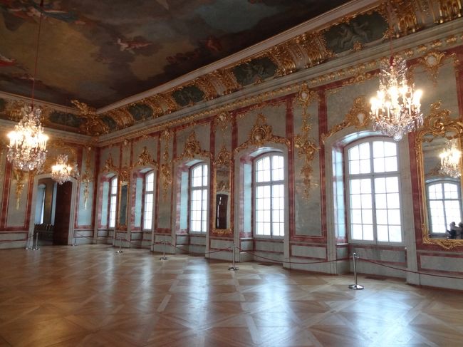 ダンスホール。<br />名称は違うと思いますが…<br />