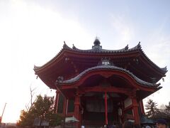 重要文化財の興福寺南円堂です。
藤原冬嗣が父である内麻呂の冥福を祈って
建てた八角円堂で、和同開珎や隆平永宝をまきながら
築いてあるそうです。

変わった形のお堂ですね。