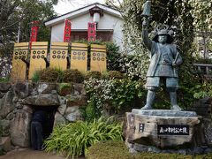 真田信繁の銅像とともに、大坂城に続いているといわれる「真田の抜け穴」があります。
実際には真田丸を攻めた前田軍が堀った塹壕跡だという説も…。
