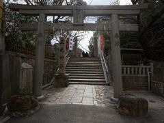 次に行ったのが
これまた真田幸村ゆかりの神社「三光神社」です。
この丘は真田山とも呼ばれていて、こちらも「真田丸」が置かれていた場所とされています。
先ほどの心眼寺とは歩いてすぐの場所にあります。

