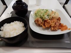 ランタン・フェスティバル中のため、福岡－長崎間の特急指定席やバスも１１時まで満席で、少し待って乗車することに。
（前日に高速バスの予約をしています）

１１時半ぐらいに福岡空港国際線ターミナル発、２時頃に長崎着のため、事前に早めの昼食を食べました。