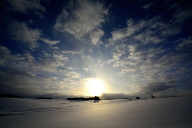 青い空と程よい雲々を力強く照らす朝日。