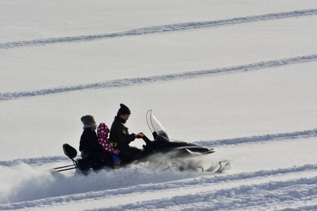 美瑛の広大な丘を3人乗りのスノーモービルが走り抜けてました。<br />もしかしてツアーのオプションでしょうか？