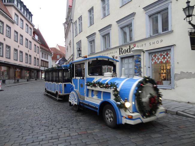 街にはこのような車も走っていて、乗って移動できます。<br />石畳だし、極寒だし、時々利用してもいいかもしれません。