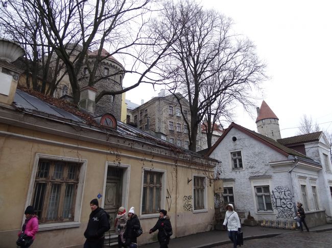 歴史地区なので、古くても壊して新たに建てることができないそうです。<br />古すぎて手が付けられない建物もあるとか。