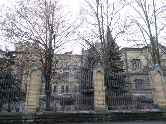 ホーンテッドマンション？！と思って撮影。<br />素敵な建物でした。