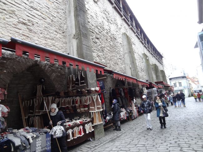 セーターの門。<br /><br />ずらーっとニット製品の露店が並んでいます。<br />屋台でセーターやマフラー、帽子などのニット製品を売っています。<br />手編みかは疑問。<br />夜にはトラックがきて、全部撤去していった。