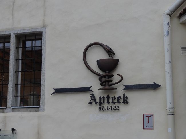 薬局のマーク。<br />なぜヘビ？<br />街中で見かけた薬局にもヘビマークが付けられていたので、意味があるようです。