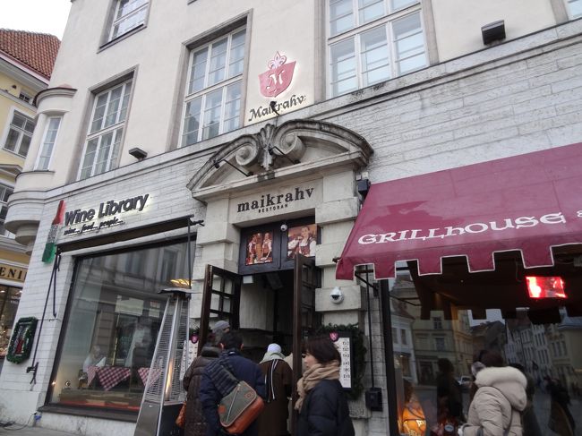 ランチは、この広場に面したレストラン。