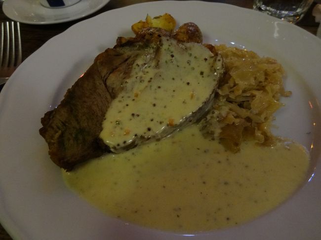 ポークステーキ。マスタードソース添え。<br />一度蒸されているようで、とてもやわらかくて美味しかったです。