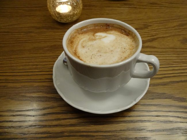 午後からは、親友と二人でタリン地区でお土産さがし。<br /><br />疲れたので、「カレブ」というエストニアのチョコレートブランドが経営するカフェで一休み。<br /><br />ホットチョコレート。３ユーロ。<br /><br />冷えた身体に沁みわたりました。