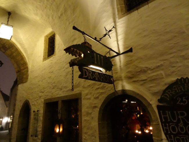 さらに、お買いもの継続。<br />お互いに、目的のお土産を購入して、夕ご飯は「スリードラゴン」という旧市庁舎１階のレストランに入ってみました。