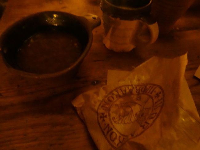 ここが、とっても独特。<br />メニューは無く、レジで注文して自分たちでテーブルまで運ぶ。<br />パイとスープとコーヒーを注文。<br />注文まで時間かかりましたよ。注文の仕方がわからないし、店員がぶっきらぼうだし(-.-)<br />ただ、安かったから良しとしよう。<br />思い出に残る食事となりました。<br /><br />