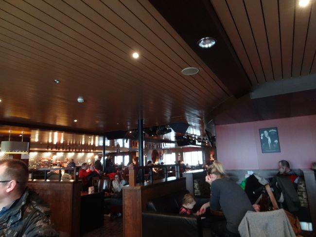 船内の様子。<br /><br />レストランみたいですが、好きな席に座れます。<br />閑散期だから、こんなもんですが、繁盛期はさらに倍くらい乗客が増えるそう。