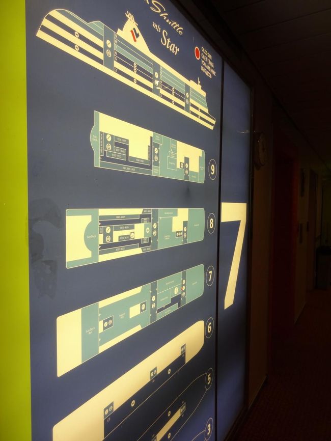 船内案内図。<br /><br />スーツケースを持って歩きますが、お金を払って預けることもできます。