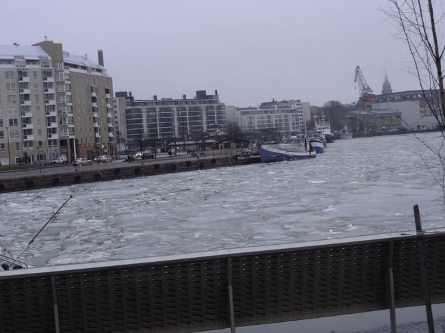 ヘルシンキの街。<br />川が氷河みたいになっている。