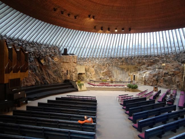 中が斬新。<br /><br />とっても人気の教会で、結婚式は２年先まで予約でいっぱいだそうです。