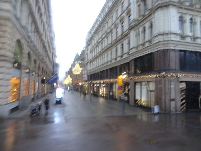 ぶれちゃいましたが、ヘルシンキ中心部。<br /><br />マリメッコ本店、イッタラ、ムーミンショップ等<br />フィンランドの魅惑ショップが点在！<br /><br />ヘルシンキで夕方からフリータイム。<br />しかし、今回はバルト三国メインのため、フィンランドはフィンランドだけでじっくり旅したいので、今回は中心にはいきませんでした。