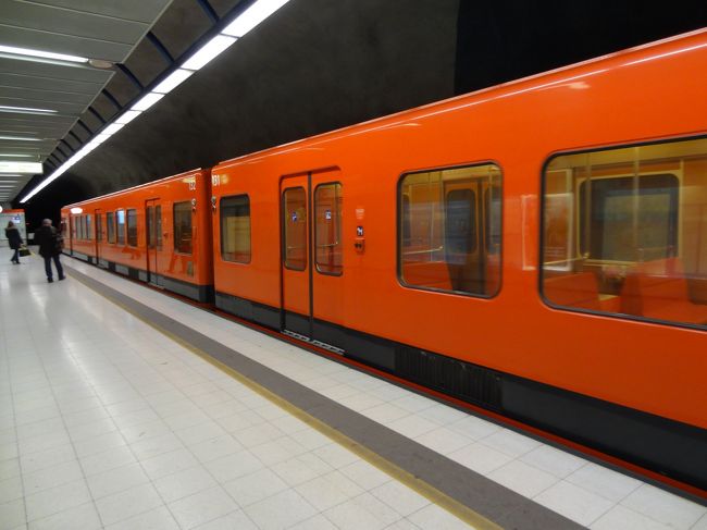 地下鉄。<br />中の座席は日本と違って硬いプラスチックのやつです。