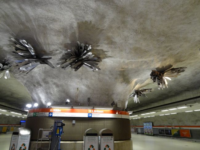 ホームの天井がおしゃれ！<br /><br />結局、隣の駅のショッピングモールで、マリメッコを物色していろいろ購入。イッタラにも行き、ムーミンショップにも行っていろいろ買い物しました。<br /><br />本店は次回、ということで(*^_^*)