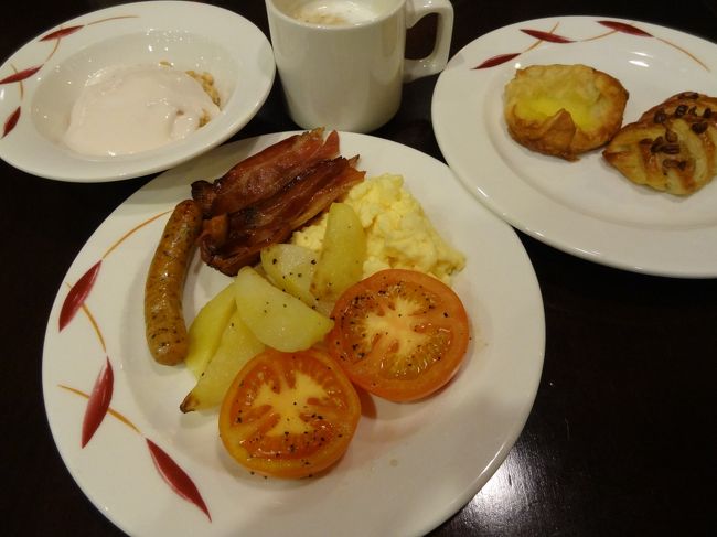 最終日の朝ごはん。<br /><br />お！焼きトマトあるー！<br /><br />