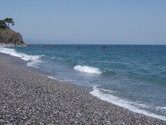 高知城のあとは、桂浜のほうへ。
浜辺を歩いてみる。