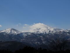 吾妻ＰＡからは冠雪した吾妻連峰が綺麗に見えました。
左側が吾妻小富士