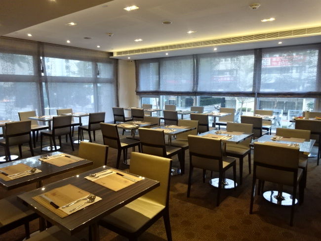 ２日目、１２月３１日。ホテルの朝食会場です。<br />わが家にしては８時ごろのスタートなので、少々遅めの朝です。<br />朝食会場は、大変明るくすがすがしい造りです。<br />狭くはありませんが、広くはないので、ゲストが多くいるように見えます。<br />常に人が盛り付けているので、品揃えの写真を撮影することはできませんでした。