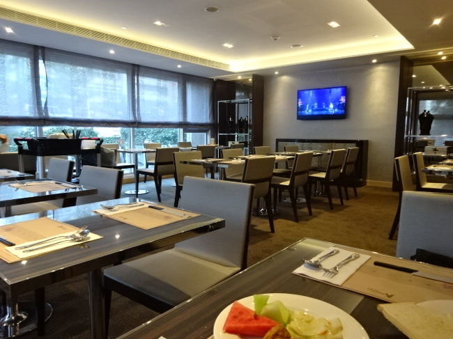 惣菜は６～７種類、デザート的なものが２種、サラダ類、味噌汁、ごはんとお粥、<br />フルーツ３種、フルーツジュース２種とミルク、シリアル、パン３種ほどがありました。惣菜は毎日違う内容で、私は美味しくいただきました。<br />こちらの朝食では、パンコーナーにある、ぜひチョコスプレッドとピーナッツスプレッドを食べてみてください。こちらのは大変美味しかったですよ。