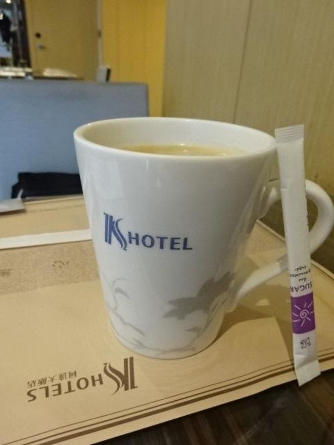 こちらのホテルの朝食会場は、朝食時間帯以外はラウンジを兼ねています。<br />ランドリールームも併設されています。その為、コーヒーマシンがありますが、このマシンが面白くって。サイズを選べるのですよ。ＳとＬみたいな表示があり、画像はＬサイズです。なかなかたっぷりとしたサイズです。大きさが伝わるよう、砂糖を立てかけてみましたが、わかるかな？？？