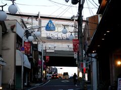 やって来たのは阪急宝塚線の曽根駅。
ここから西へ伊丹空港方向へ歩いていきます。1キロ以上の道のり。
住宅街から工場街へ抜けると不意打ちに真上に飛行機が。
カメラなど構える余裕がなく、あっという間に飛び去って行きましたが、
念願の飛行機のお腹を見れて感激！