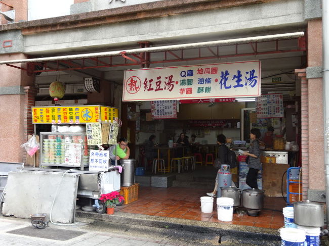 台湾といったらマンゴー！なのかもしれませんが、私は杏仁豆腐です。<br />こちらは「杏仁露」の美味しいお店、顏記古早味杏仁露です。<br />杏仁豆腐と言うよりは、杏仁のゼリーが正しいと思います。<br />杏仁の香りがする、つるんとしたゼリーがもうやさしい甘みで美味。<br />私は紅豆をトッピングしました。黙っていると氷が乗っかってしまうので、<br />「氷はいらないよ」と現地の言葉で言わなければなりません。<br />