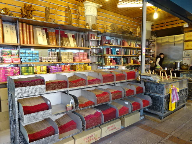 そのまま迪化一段を、ＭＲＴ大橋頭駅方面へ歩き、途中を右折してカルフール重慶店へ向かいます。その途中で見つけた「お香」やさん。お香の問屋さんらしく、安く大量に購入することができます。<br />こちらの店主、おじさんがサービス精神旺盛で、火をつけて香りをかがせてくれます。ただし、購入ロットが大きいので、交渉が必要です。<br />私は自宅を掃除した後にお香を焚くので、半斤（３００ｇ）で購入しましたが、それでも相当な量です。