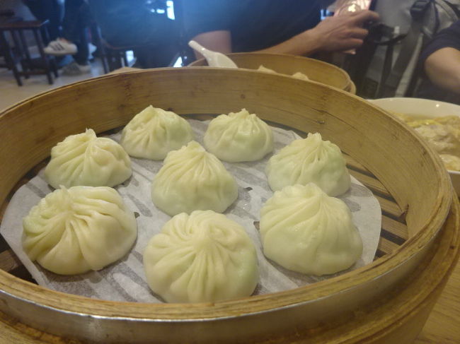 来たよー小籠包！小籠包は２種注文。こちらのお店で私が好きなメニューは、海老とへちまです。