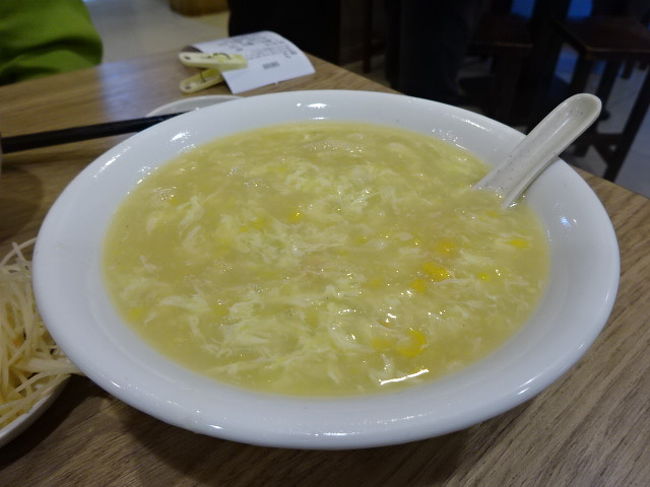 コーンスープ。２人で取り分けても、たっぷりあります。いつもオーダーする１品。