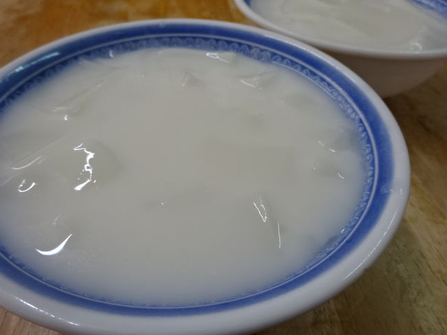 ちなみに、こちらは杏仁茶杏仁豆腐です。こちらは冷たいものなので、寒い日にオーダーすると、おじさんが不思議そうな顔をします。ちなみにこれも２０１５年末にオーダーしたものです。この年の年末は寒かったので、「本当に食べるの？」みたいなジェスチャーをされた気がします。