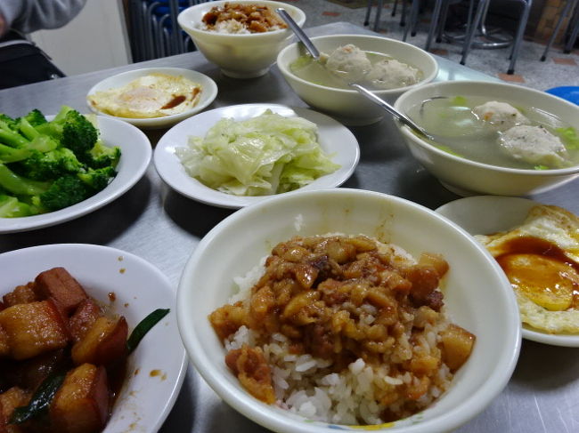 席に通されると、ごはんとスープの注文を聞いてくれます。ルーロー飯と魚すり身団子のスープにしました。ルーロー飯に目玉焼きのっけました。左下の豚の角煮も美味しかったです。この後ホテルへ戻って紅白を見ます。