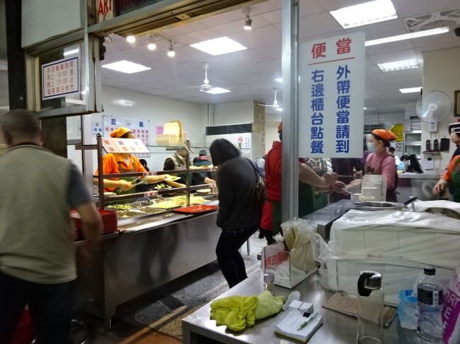 入口の左手にたくさんのおかずが並んでいます。好きなものをとります。こちらの野菜のおかずが美味しくて、つい取り過ぎてしまいます。１皿４０～５０元です。