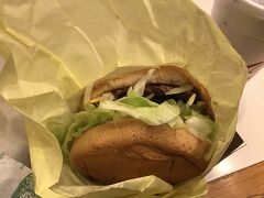 帰りはユニオンステーションを経由してホテルの近くのlucky boyというお店でハンバーガーを食べた。とんでもなく多い量だった。

明日に備えて早く寝ることに。