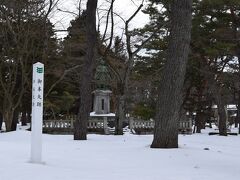 本丸跡に建つのは最後の藩主、佐竹義堯公の銅像。

元々天守は無かったとの事ですが、御殿類の建屋は、明治の火事で燃えてしまったそうで何も残っていません。