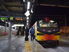 弘前駅には日もすっかり暮れた１８時３１分に到着しました。

リゾートしらかみ５号は、再び方向転換して青森へと向かいますが、我々はここまで。

４時間乗っていたとは思えないほどあっと言う間の乗車時間でした。