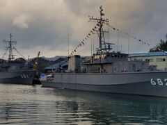 来訪日が天皇誕生日だったので、舞鶴港の自衛艦には満艦飾が飾られていました