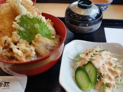 お昼ご飯は若狭フィッシャーマンズワーフで。隣にある御食国若狭おばま食文化館では箸づくり、和紙の染色が体験できます