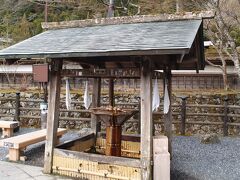 奥の院の入口の、清めの場