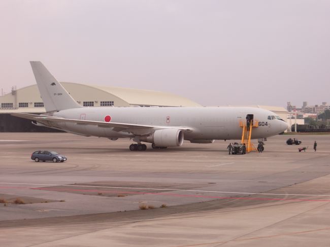 いつもの様に「那覇空港滑走路混雑により・・・」窓の外には航空自衛隊のKC-767。