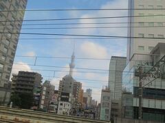 横須賀線は、品川駅を発車すると地下区間に入ります。（東京駅で総武本線に変わります）

新橋駅・東京駅・新日本橋駅・馬喰町駅（ばくろちょう）は地下駅で、隅田川を過ぎてから地上に顔を出し錦糸町駅に到着します。

遠くには東京スカイツリーが見えます。