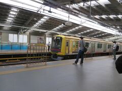 綱島駅に着きました。

上りホーム（渋谷方面）からは、「幸福（しあわせ）の黄色い電車」が発車しました。

車体は、「渋谷ヒカリエ」をイメージした配色ならびにデザインで、イエローではなくゴールドだそうです。

東横線では2編成しかないので、お目に掛ることは少ない車両［5050系4000番台］です。