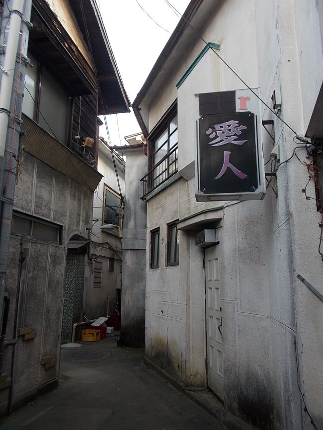 ２年前・・・。　この　辺り！を　探訪しながら。も<br />コチラ！　『　新世界　』　＆　『　ミリオン通り　』　には、　来られなかった。ので、<br />今日は　喜んで・・・　「路地裏！の　枯れた・・・魅力」に　触れています。（笑）<br /><br />折り重なる・・・　木造家屋群。<br />「素っ気ない！　ドアー」は　『　愛人　』　って　名前！の　飲み屋さん。